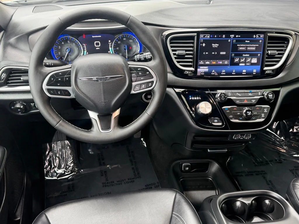 Used 2025 White Chrysler Select image 16