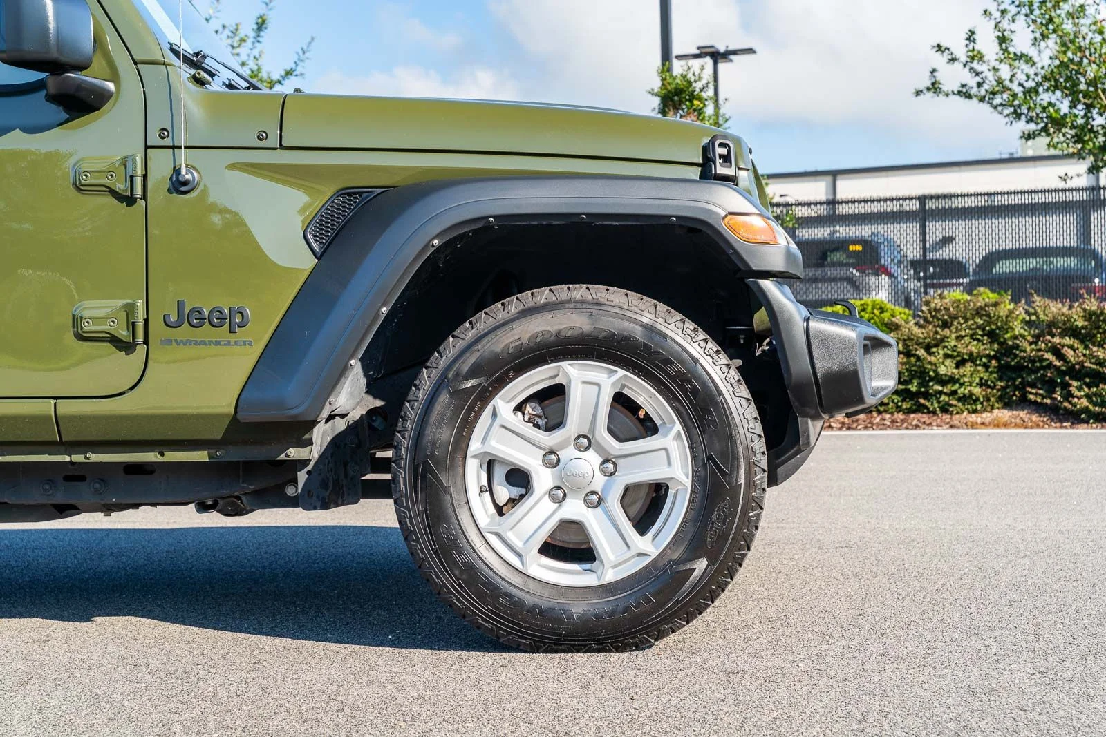 Used 2023 Green Jeep Sport S image 8