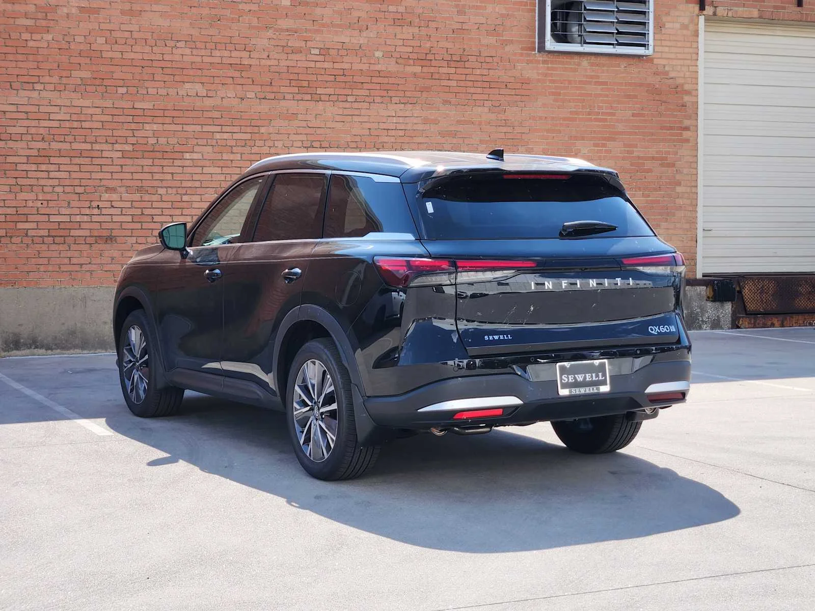 New 2027 MINERAL BLACK INFINITI Luxe AWD image 4