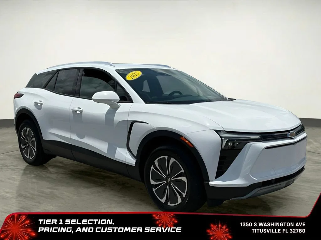 Used 2025 Summit White Chevrolet LT image 11