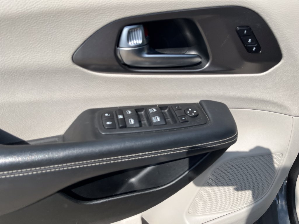 Used 2023 White Chrysler Touring L image 10
