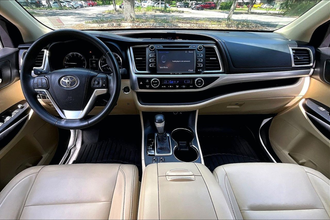 Used 2016 Red Toyota XLE V6 image 7