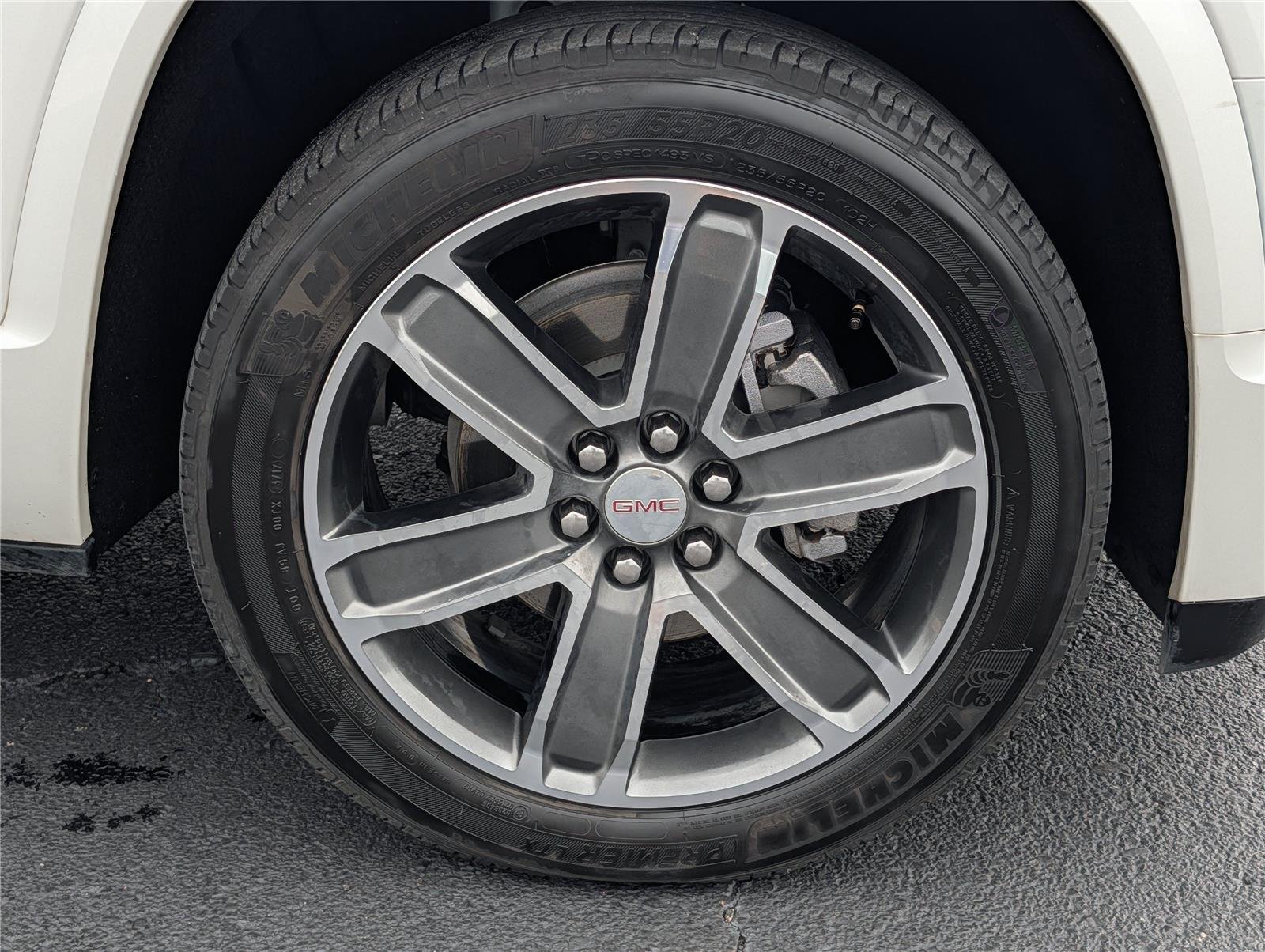 Used 2018 White Frost Tricoat GMC Denali image 39