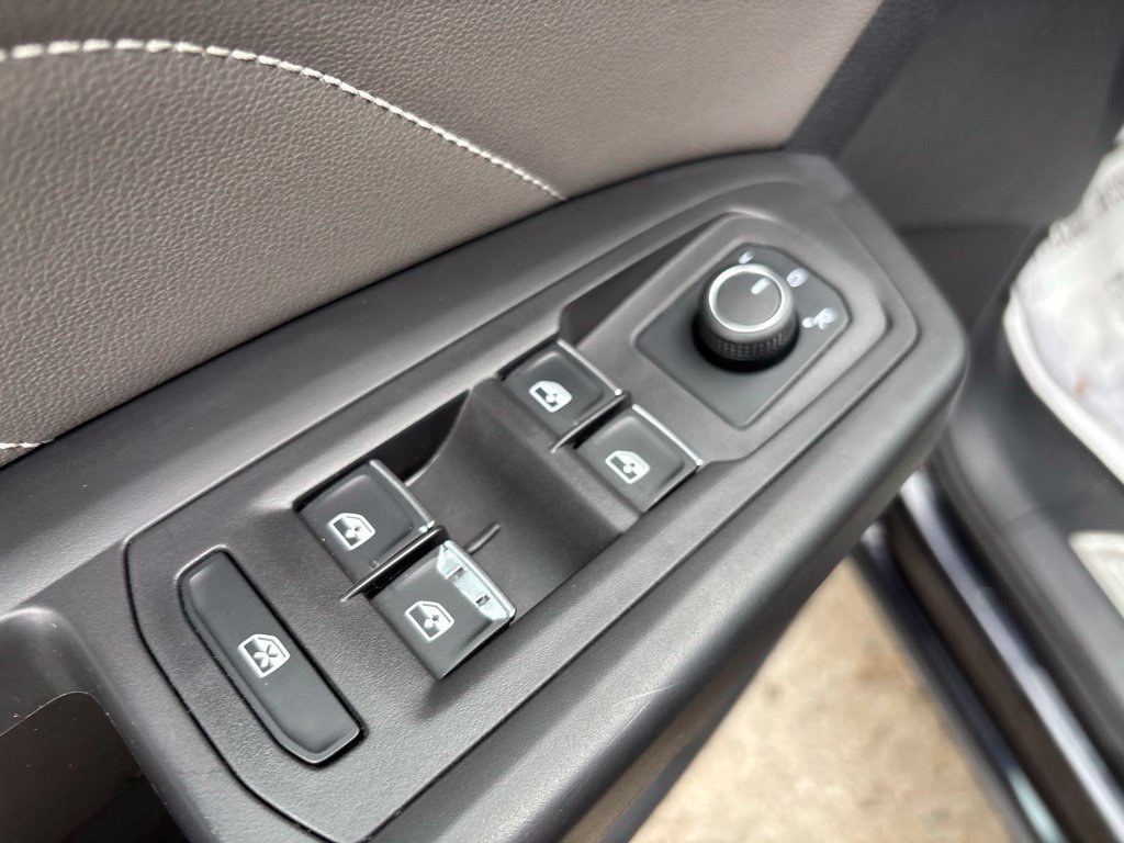 Used 2023  Volkswagen SEL image 17