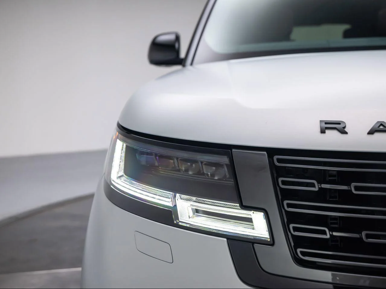 New 2026 Ethereal Frost Satin Land Rover Autobiography LWB image 10