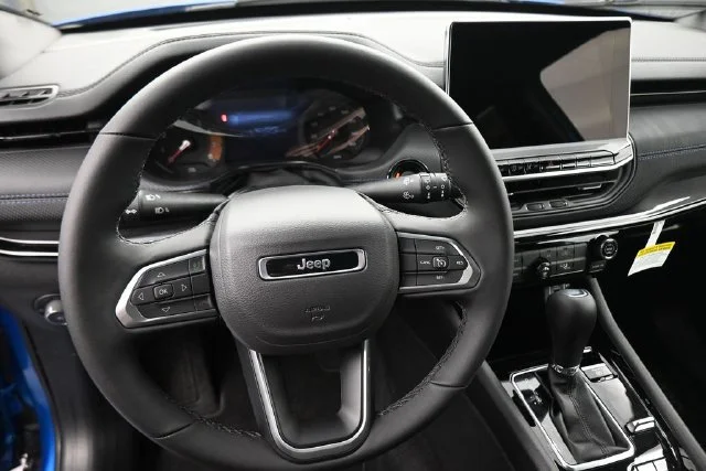 New 2026 Hydro Blue Pearl-Coat Exterior Paint Jeep Latitude image 27