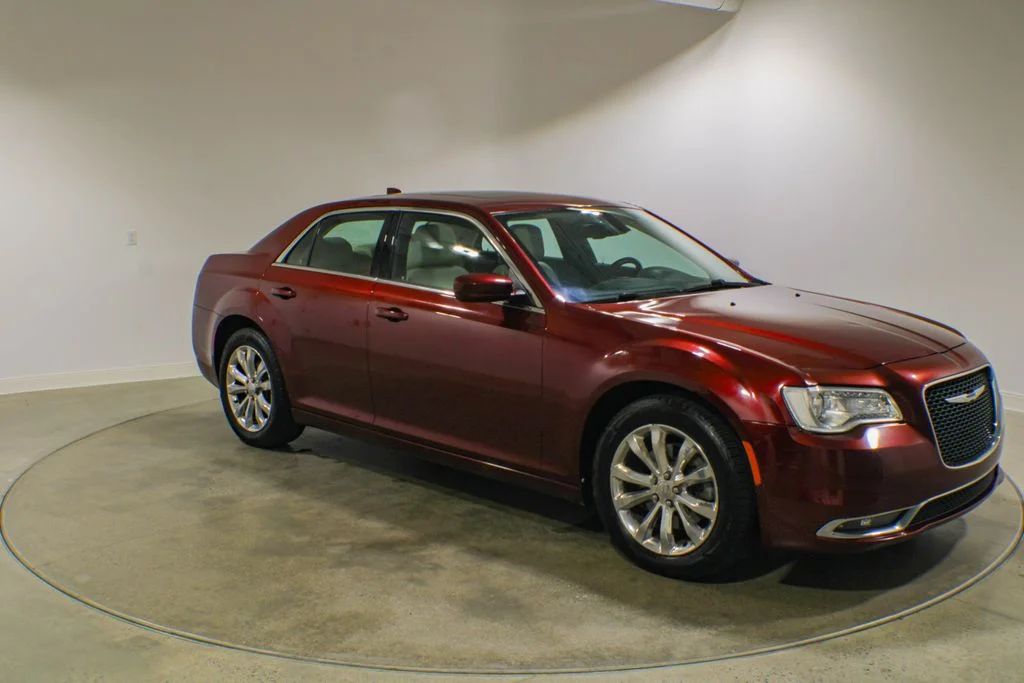 Used 2015 Velvet Chrysler Limited image 7