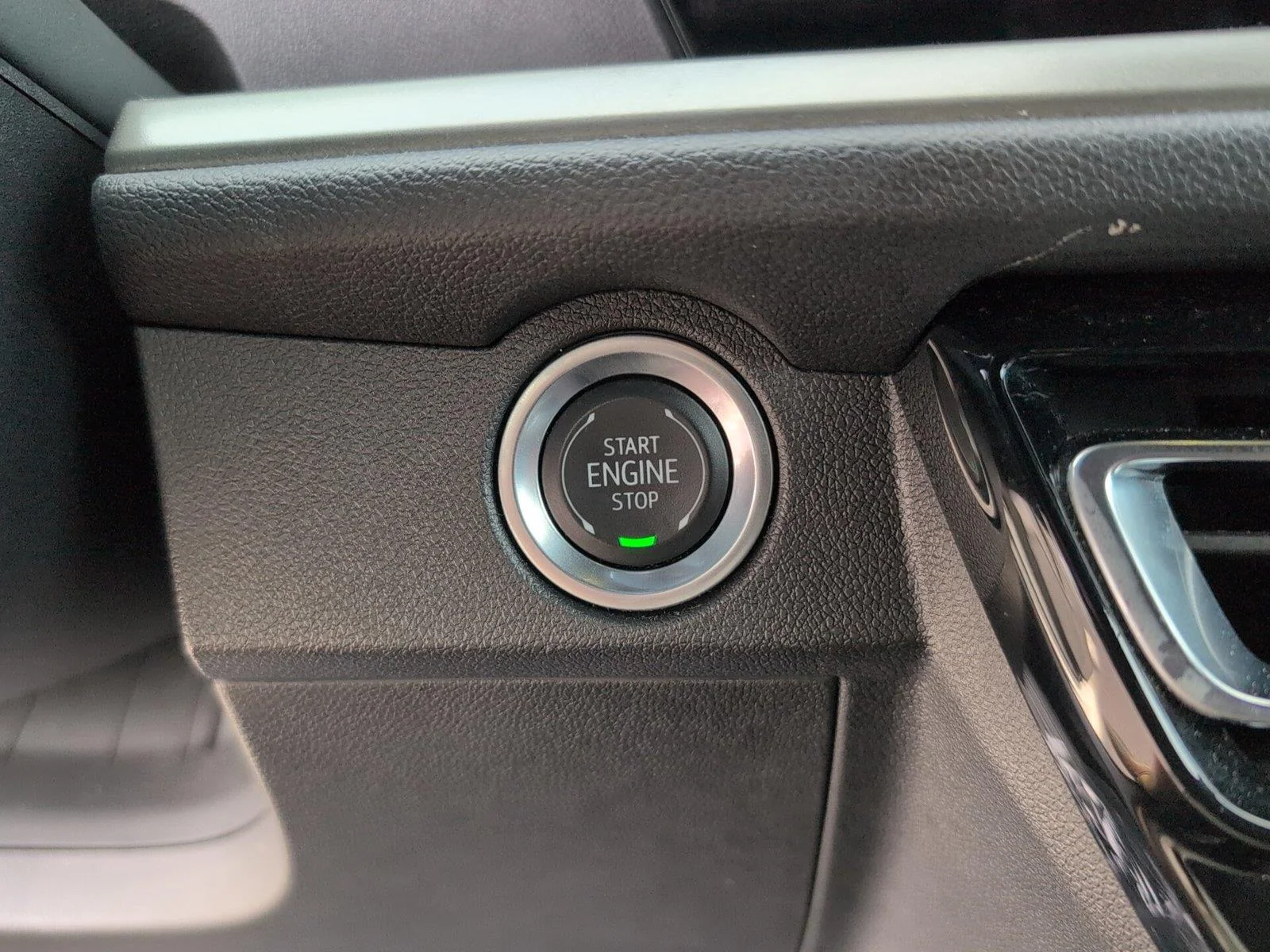 Used 2025 Summit White Chevrolet LT image 21