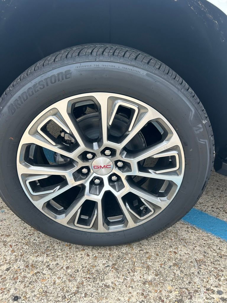 2026 GMC Yukon Denali - Photo 12