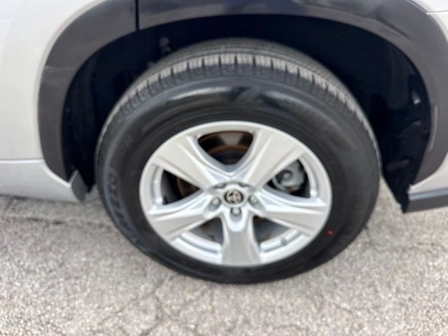 Used 2022 Silver Toyota L image 33