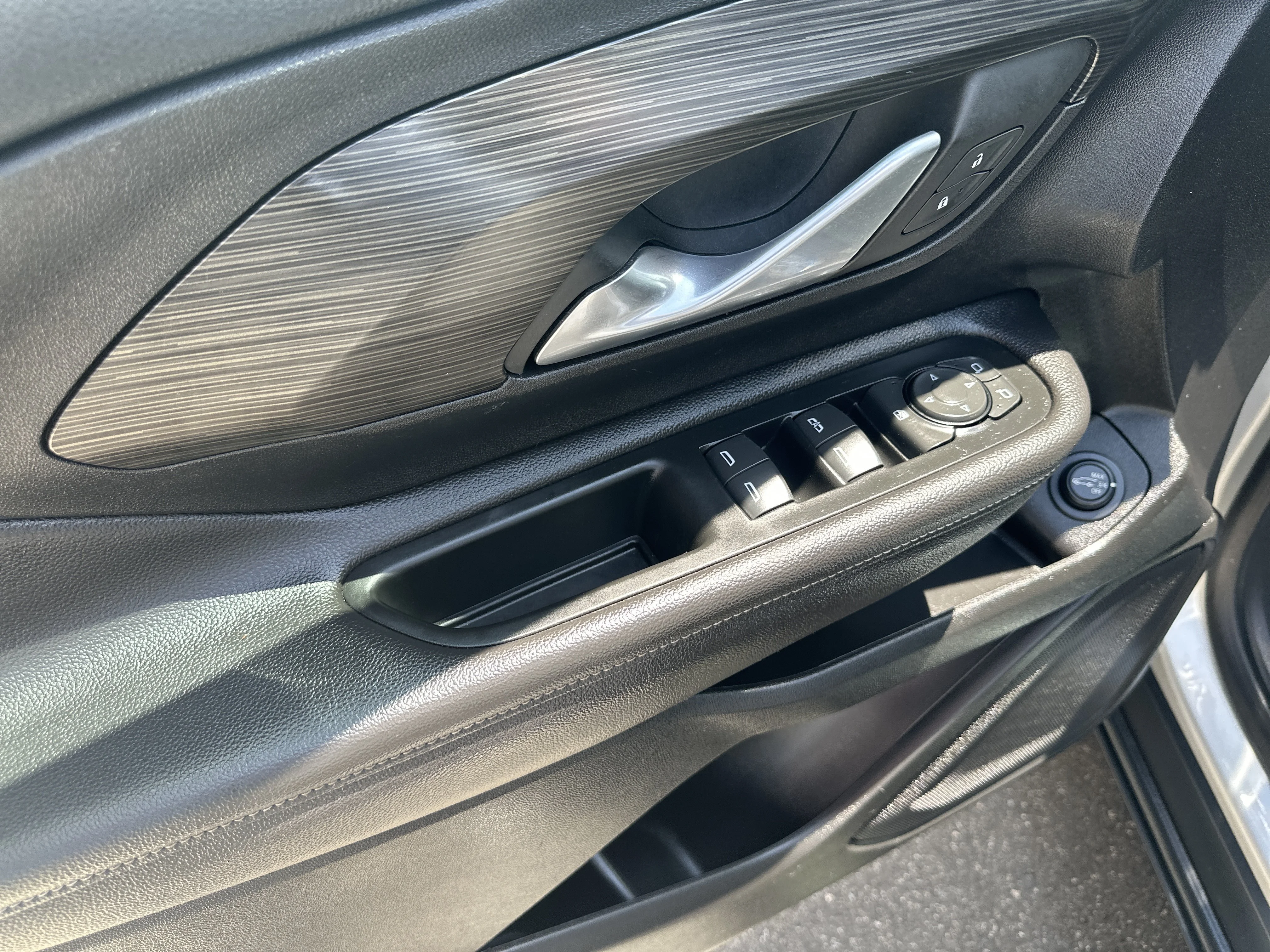 Used 2022 Quicksilver Metallic GMC SLE image 9