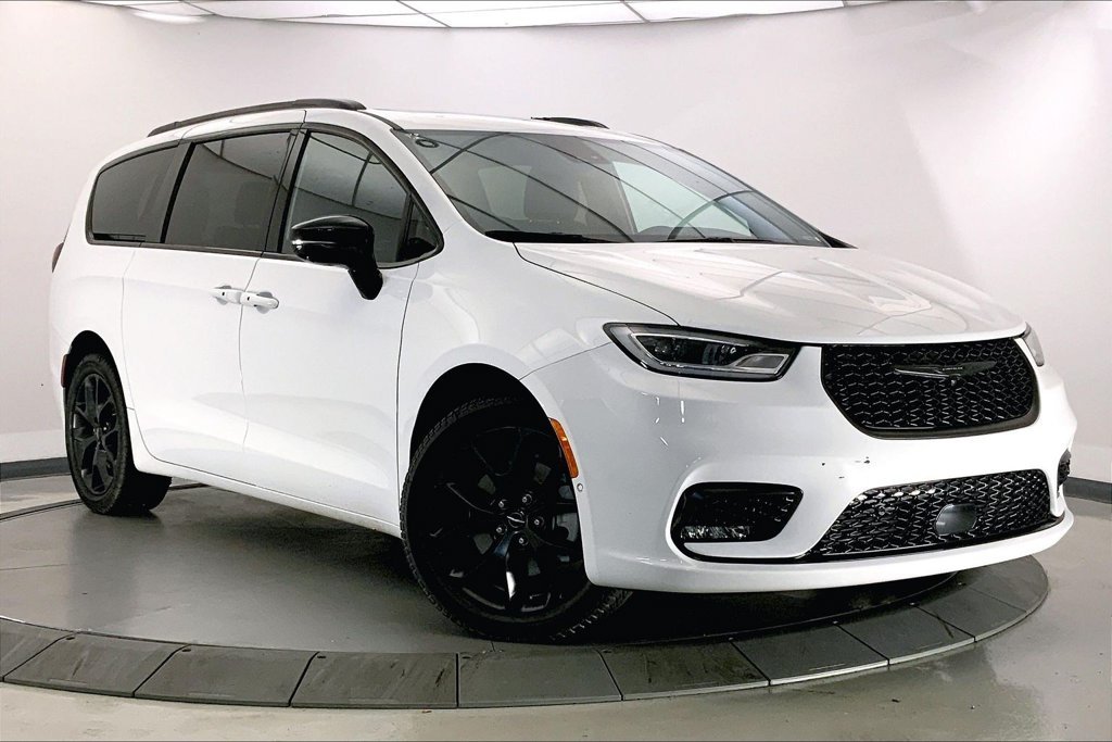 Used 2024 Bright White Clearcoat Chrysler Limited image 1
