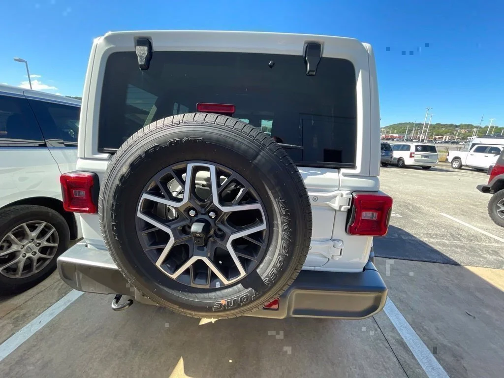 Used 2025 White Jeep Sahara image 12