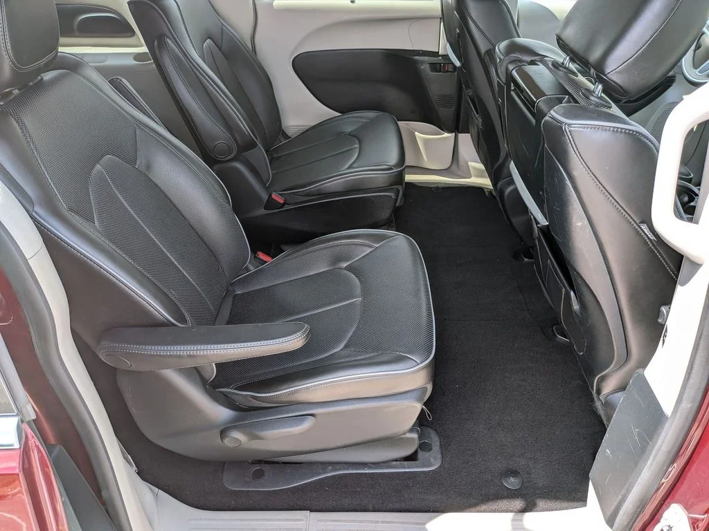 Used 2018 Red Chrysler Limited image 31