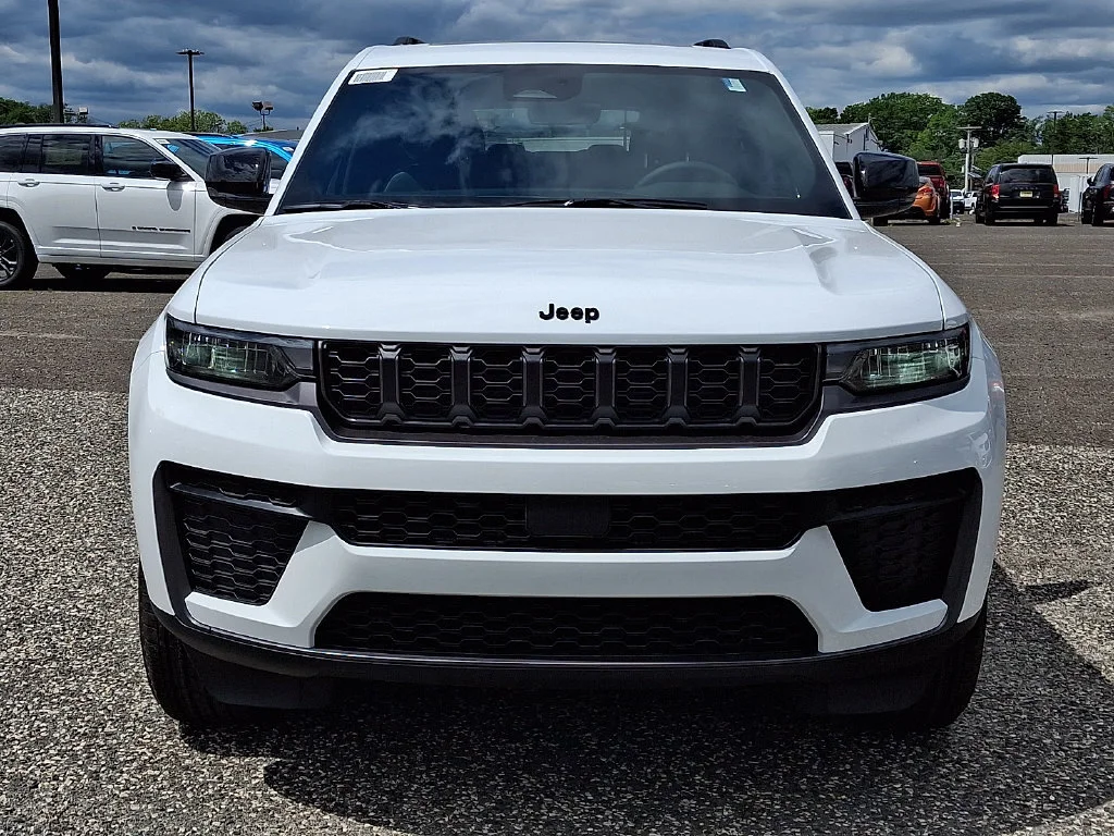 New 2026 Bright White Clear-Coat Exterior Paint Jeep Laredo Altitude image 2