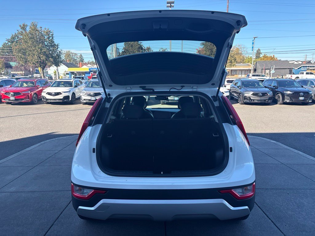 Used 2025 Snow White Pearl Kia LX image 9