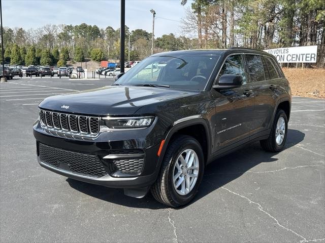 New 2026 Diamond Black Crystal Pearl-Coat Exterior Paint Jeep Laredo X image 3