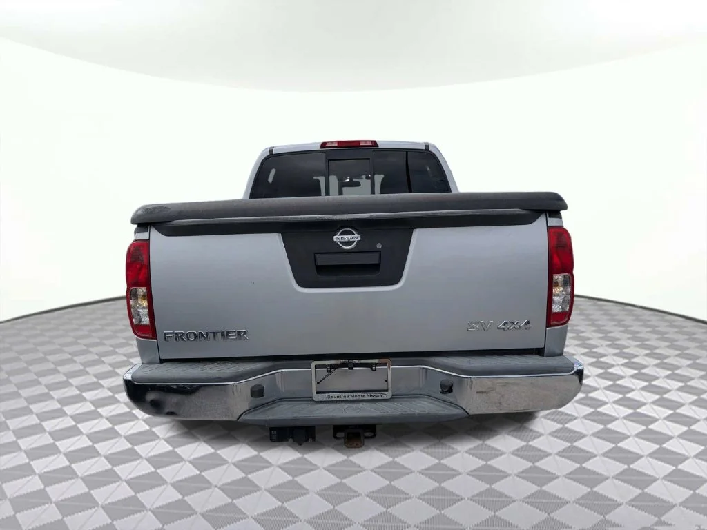 Used 2016 Silver Nissan SV image 4