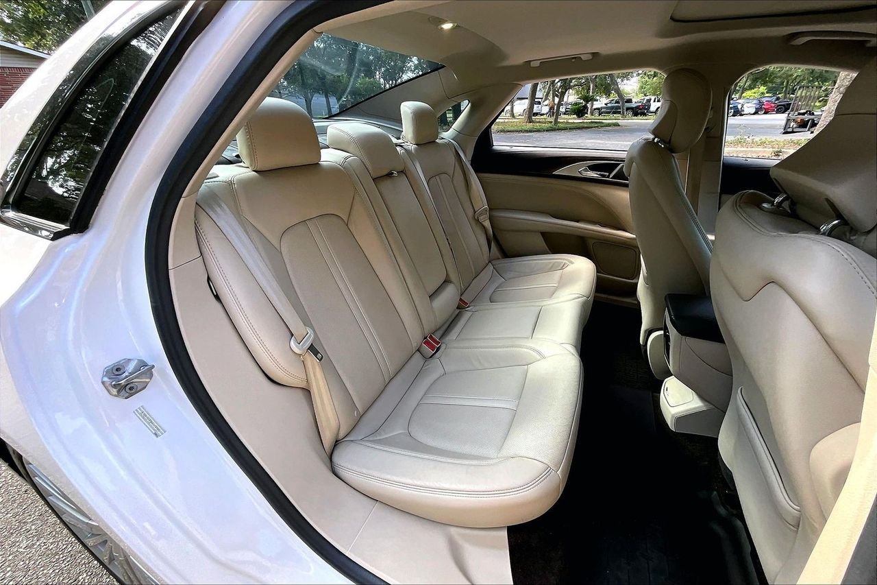 Used 2017 White Lincoln Reserve image 22