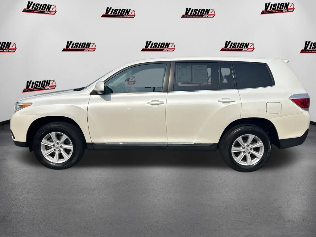 Used 2013 White Toyota Base image 9