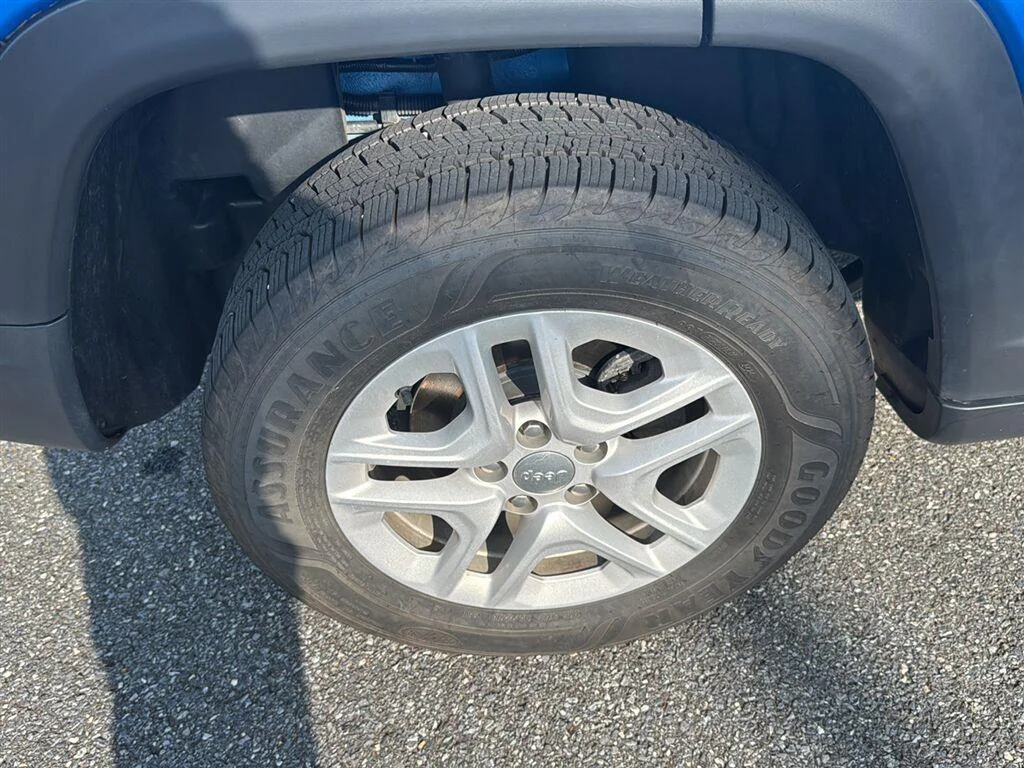 Used 2020 Laser Blue Pearlcoat Jeep Sport image 13