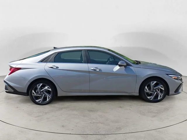 Used 2025  Hyundai SEL Convenience image 6