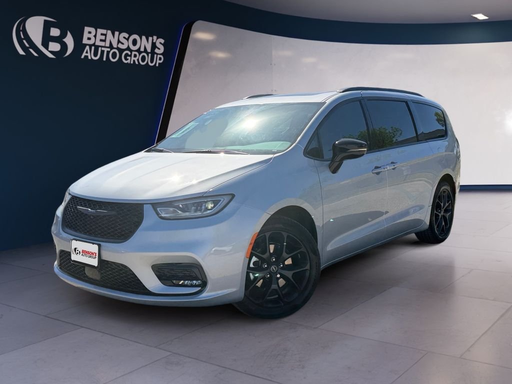2026 Chrysler Pacifica Limited's photo