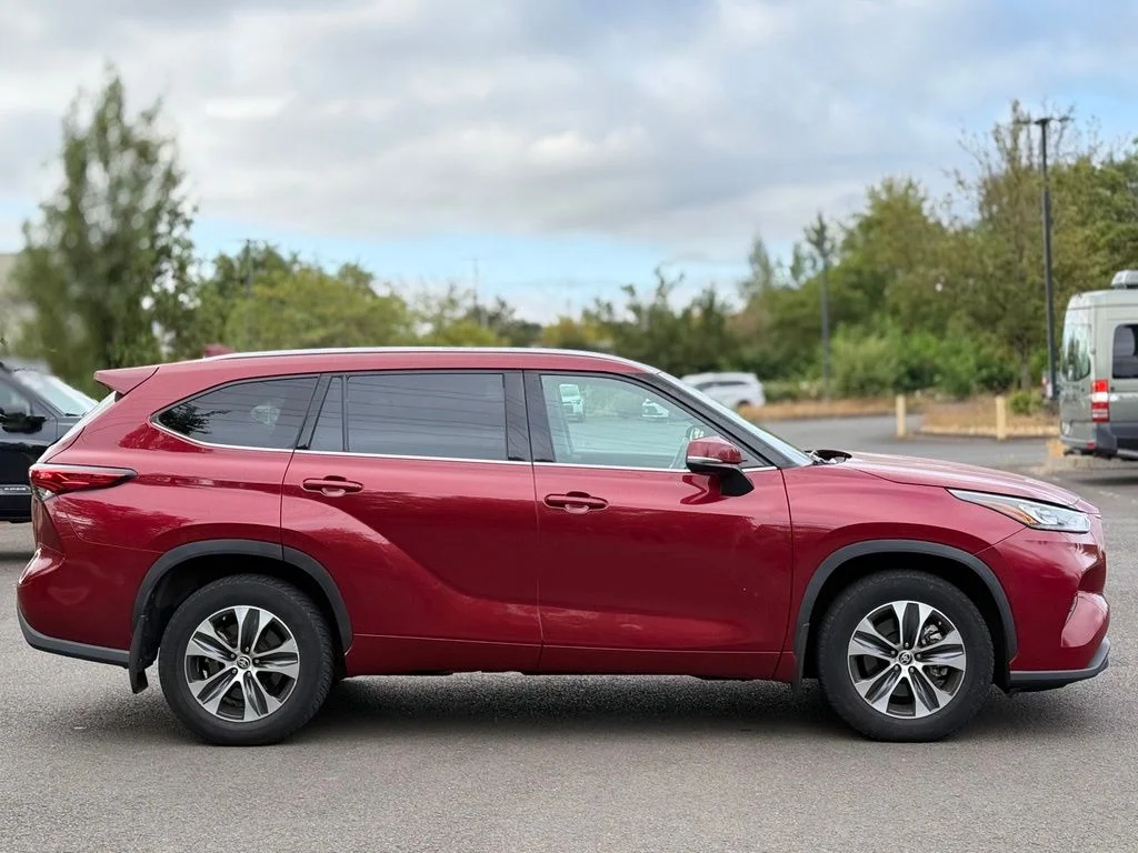 Used 2020 Red Toyota XLE image 6