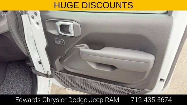 New 2026 Bright White Clear-Coat Exterior Paint Jeep  image 28
