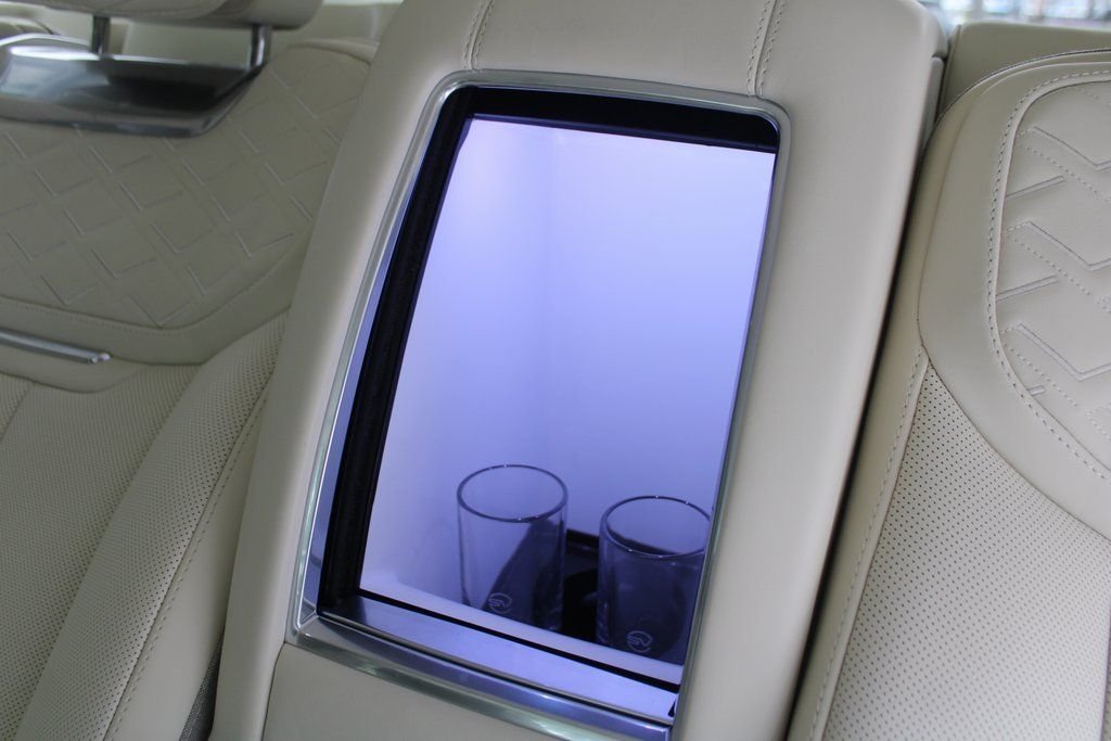 Used 2024 White Land Rover SV image 29