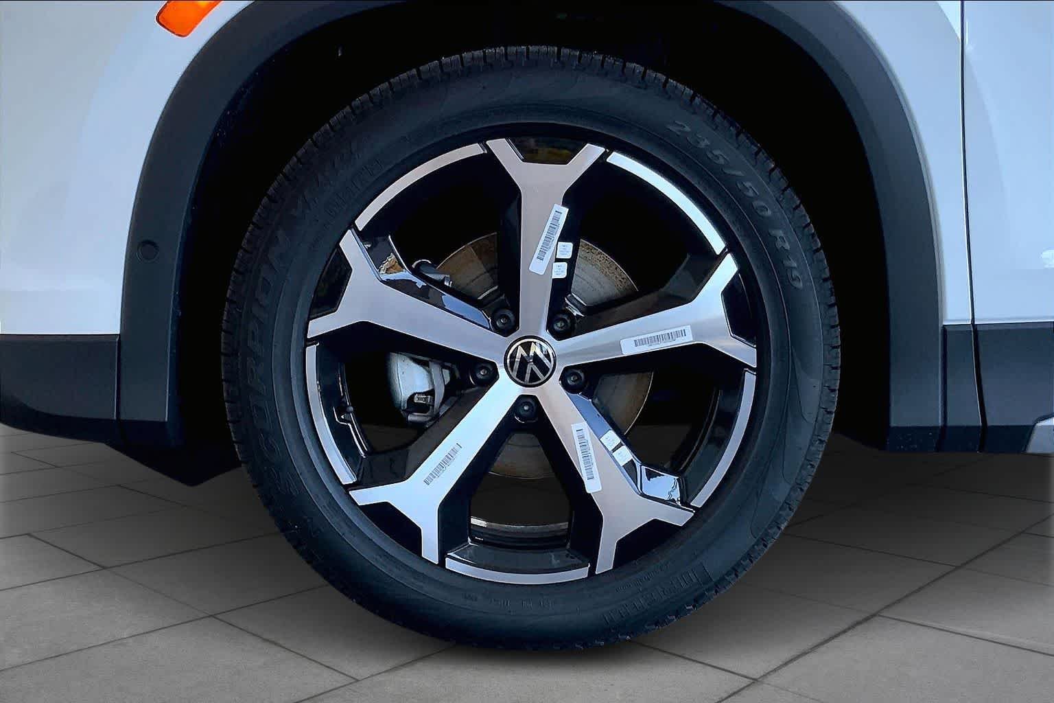 New 2026 Pure White Volkswagen SE image 11