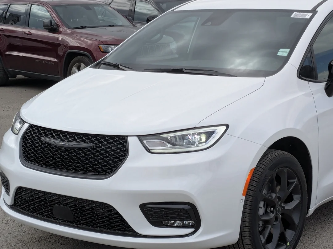 New 2026 White Chrysler Select - - AWD - 3.6L Pentastar V6 - Adaptive Cruise Control - Blind Spot Monitor & More! image 10