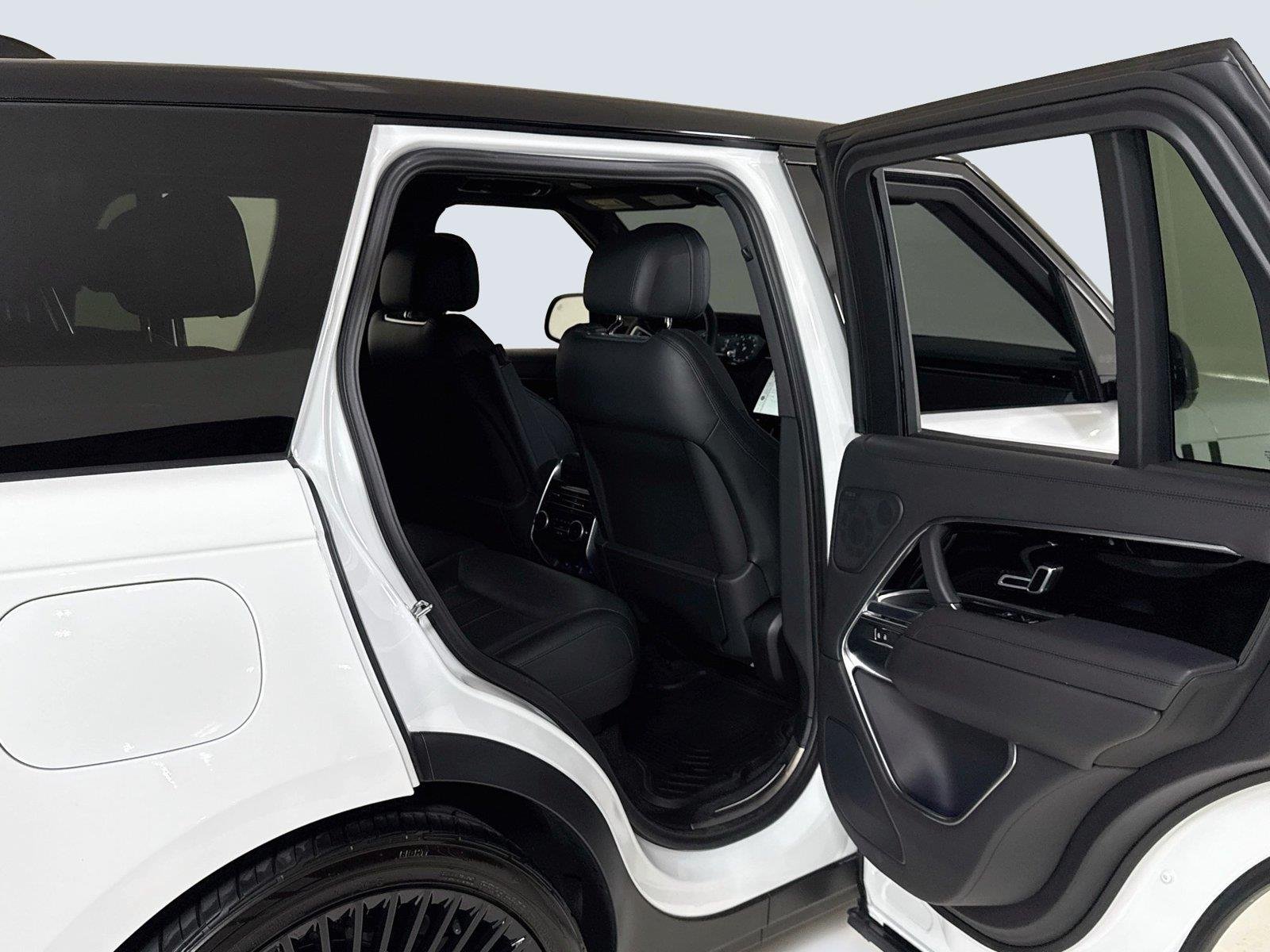 Used 2025 Fuji White Land Rover SE | 24