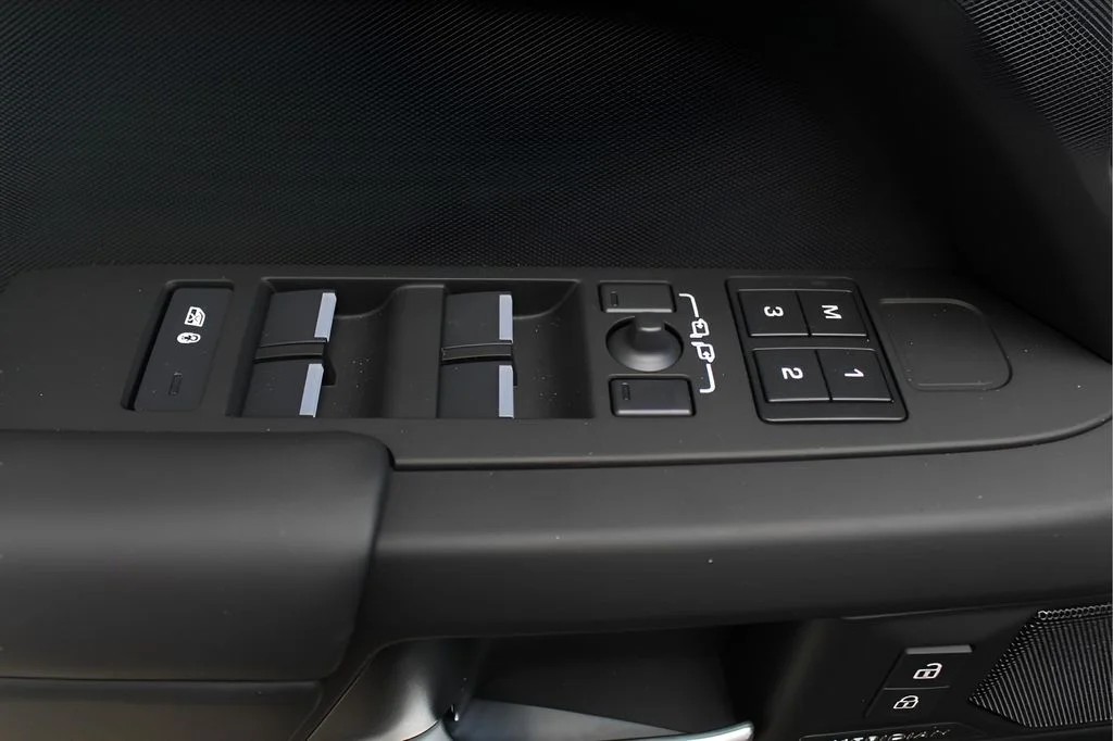 2025 Land Rover Defender S - Photo 11