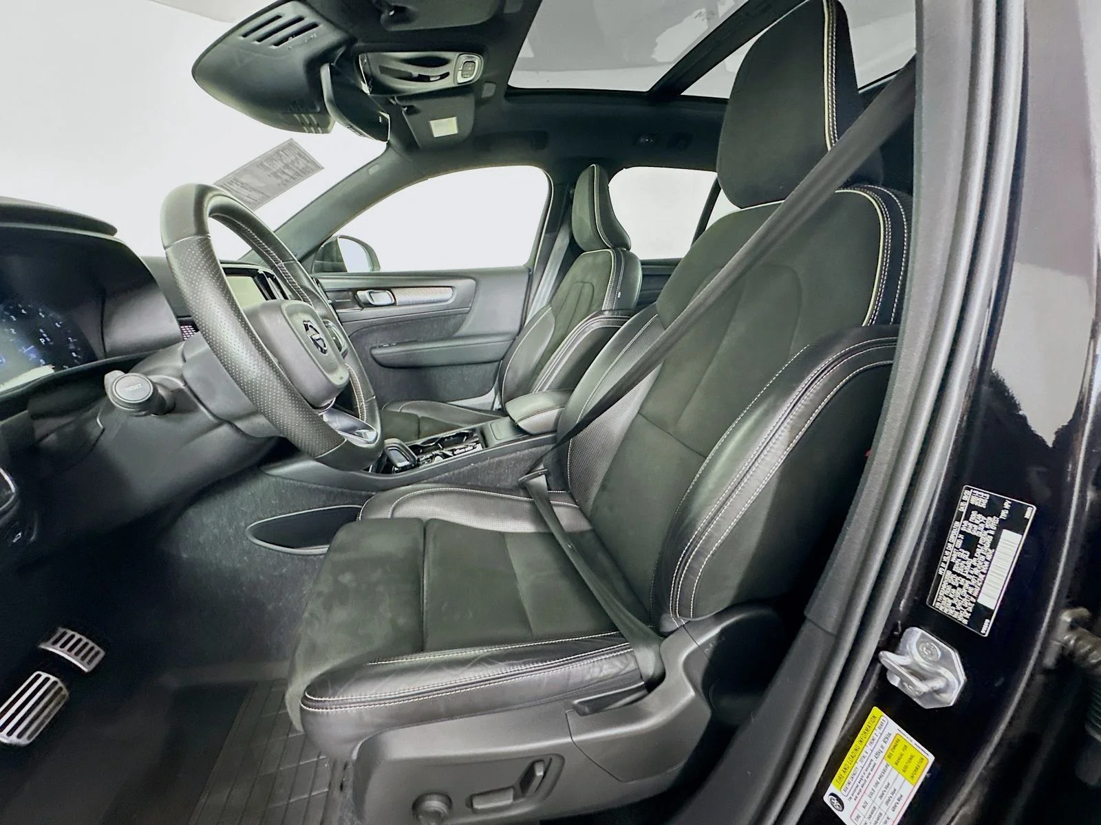 Used 2021 Black Volvo R-Design image 21