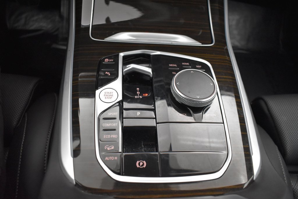 Used 2024 White BMW xDrive40i image 9