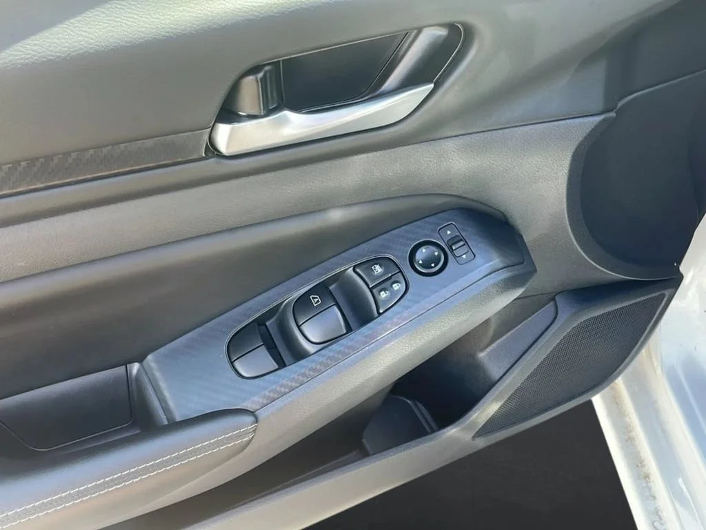 2025 Nissan Altima SV - Photo 13
