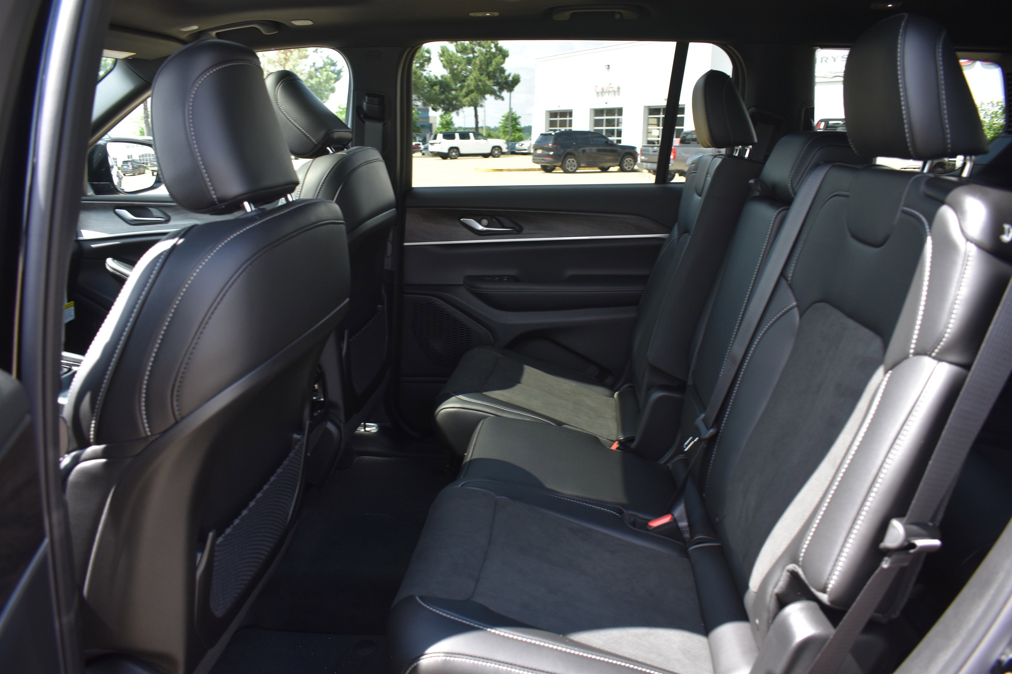 New 2026 Diamond Black Crystal Pearl-Coat Exterior Paint Jeep Laredo Altitude image 14