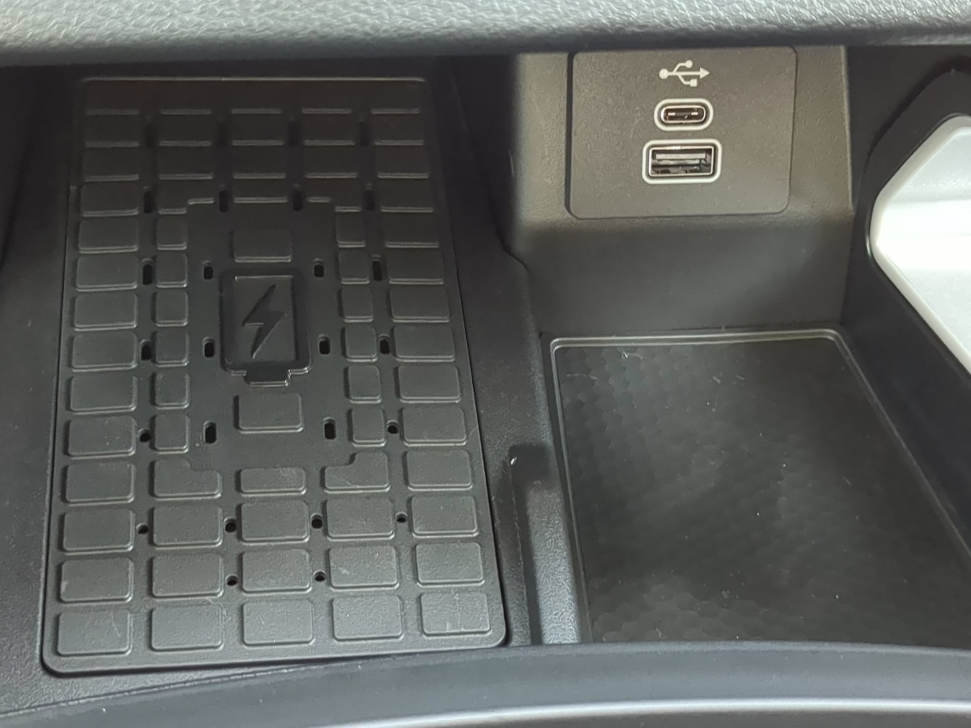 New 2026 Carbonized Gray Metallic Ford Lariat® image 58