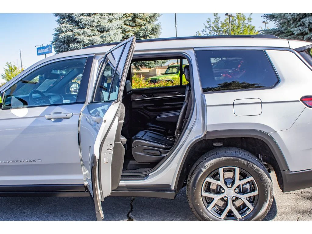 Used 2024 Silver Zynith Jeep Limited image 19