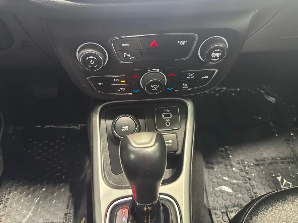 Used 2018 Gray Jeep Latitude image 17