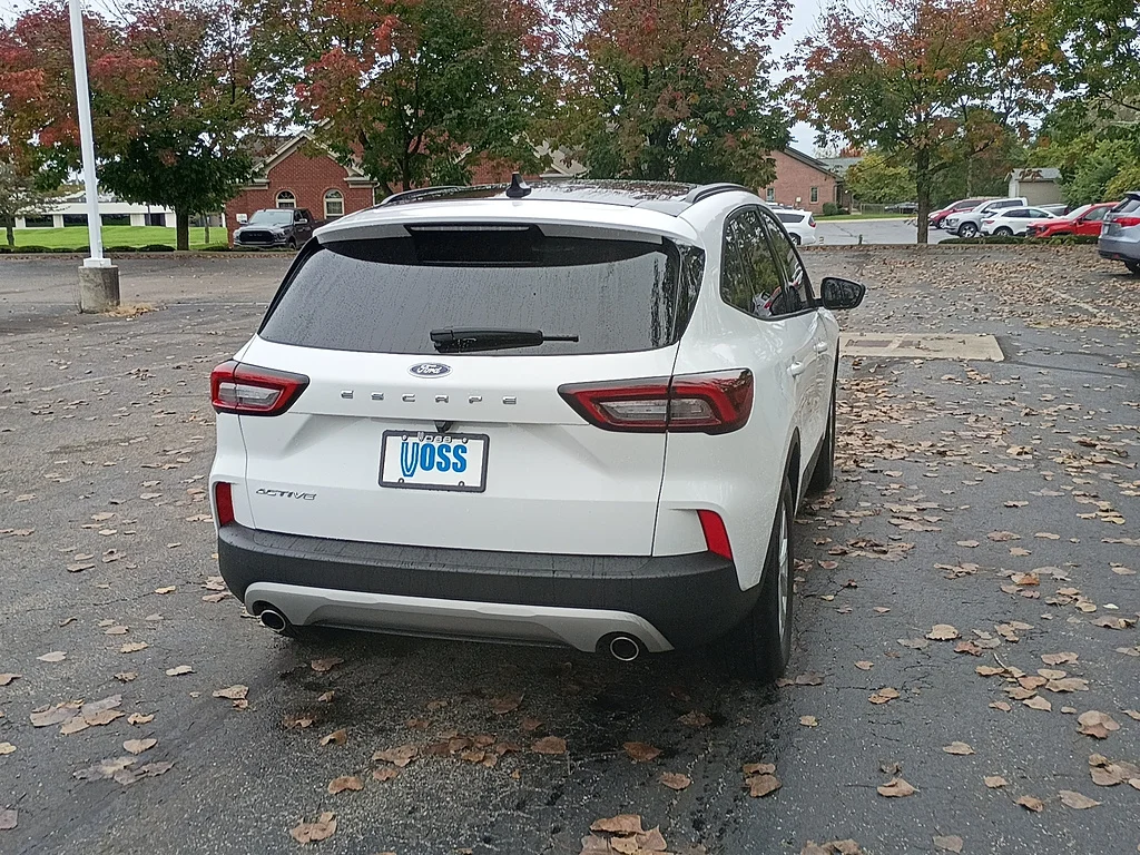 Used 2025 Oxford White Ford Active image 3