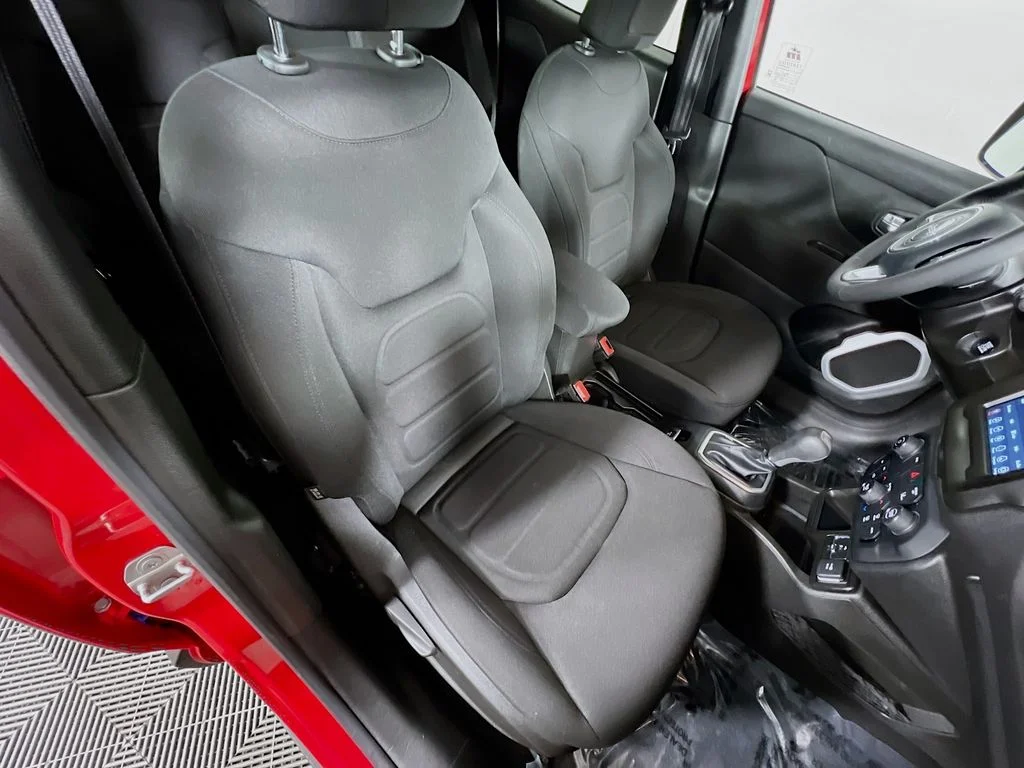 Used 2021 Red Jeep Latitude image 25