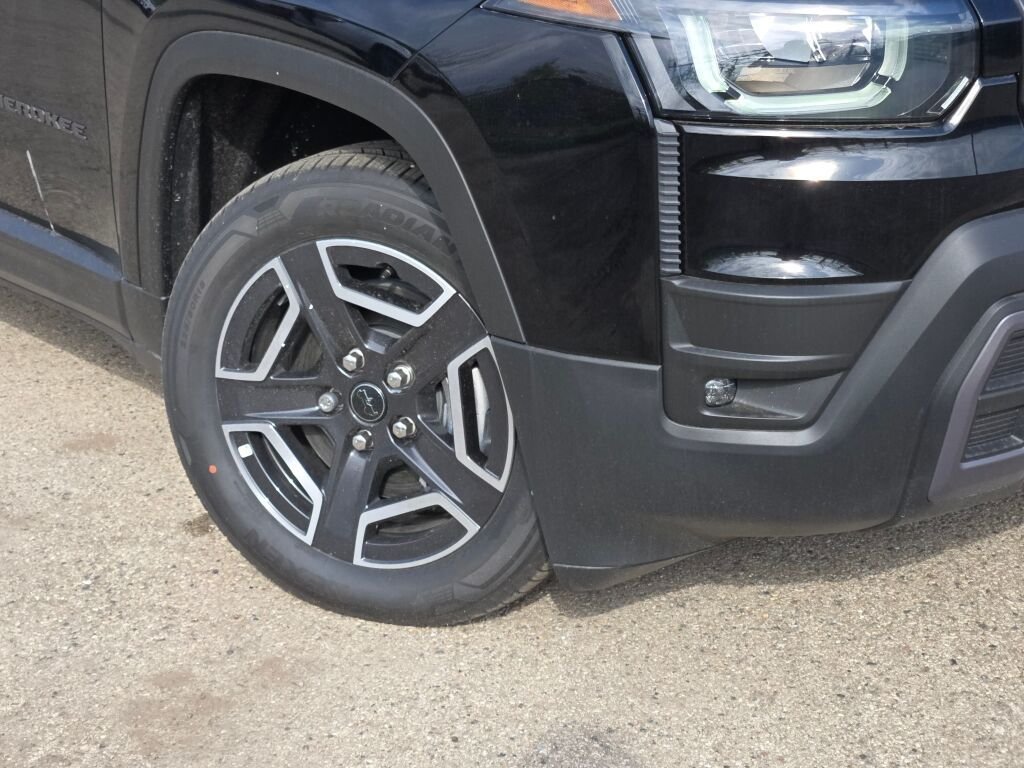 New 2026 Diamond Black Crystal Pearl-Coat Exterior Paint Jeep Laredo image 4