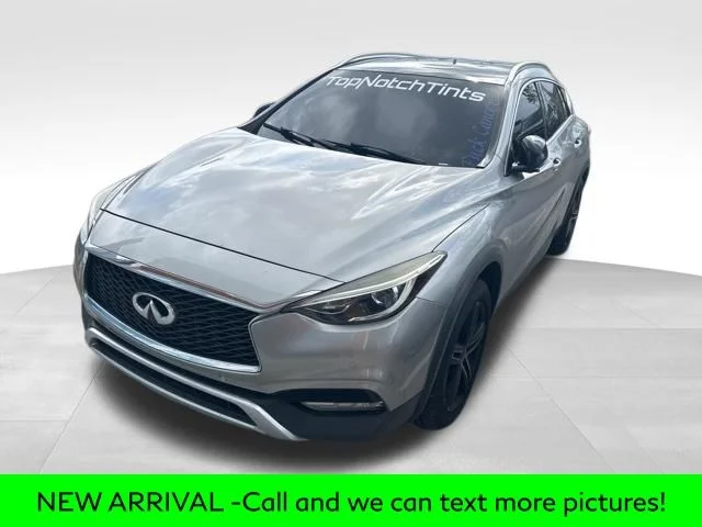 2017 INFINITI QX30 Premium AWD's photo