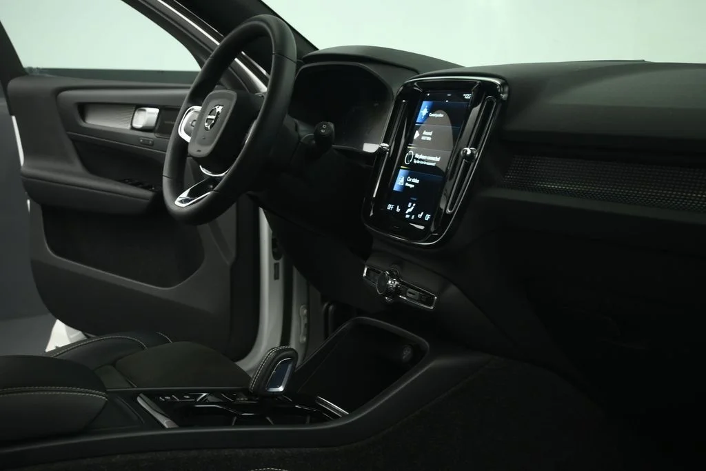 Used 2022 White Volvo R-Design image 58