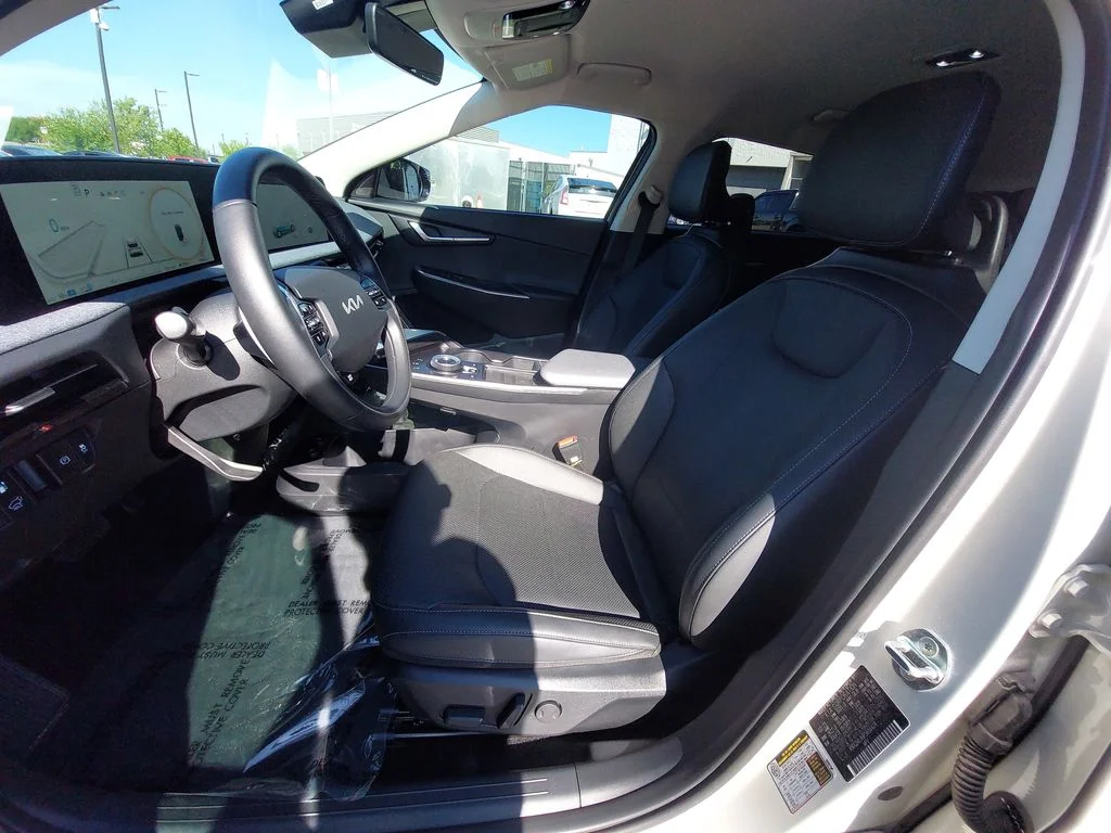 Used 2023 White Kia Wind image 15