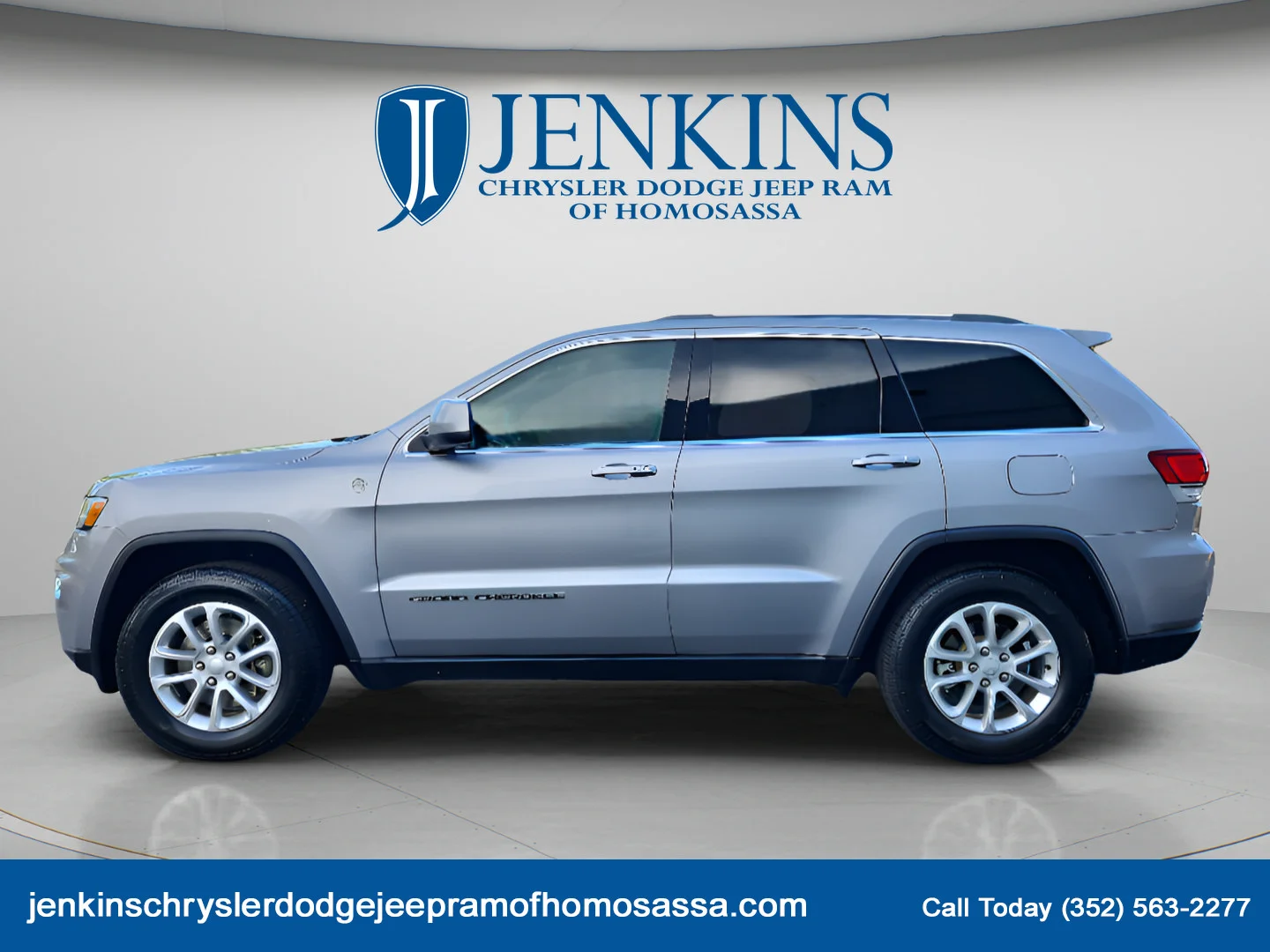Used 2021 Billet Silver Metallic Clearcoat Jeep Laredo E image 6