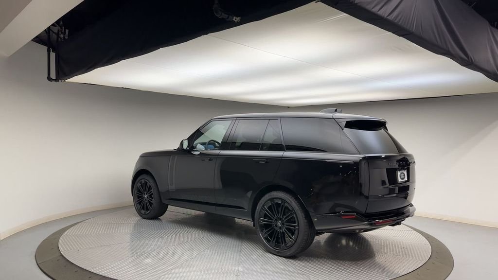 Used 2025  Land Rover SE image 6