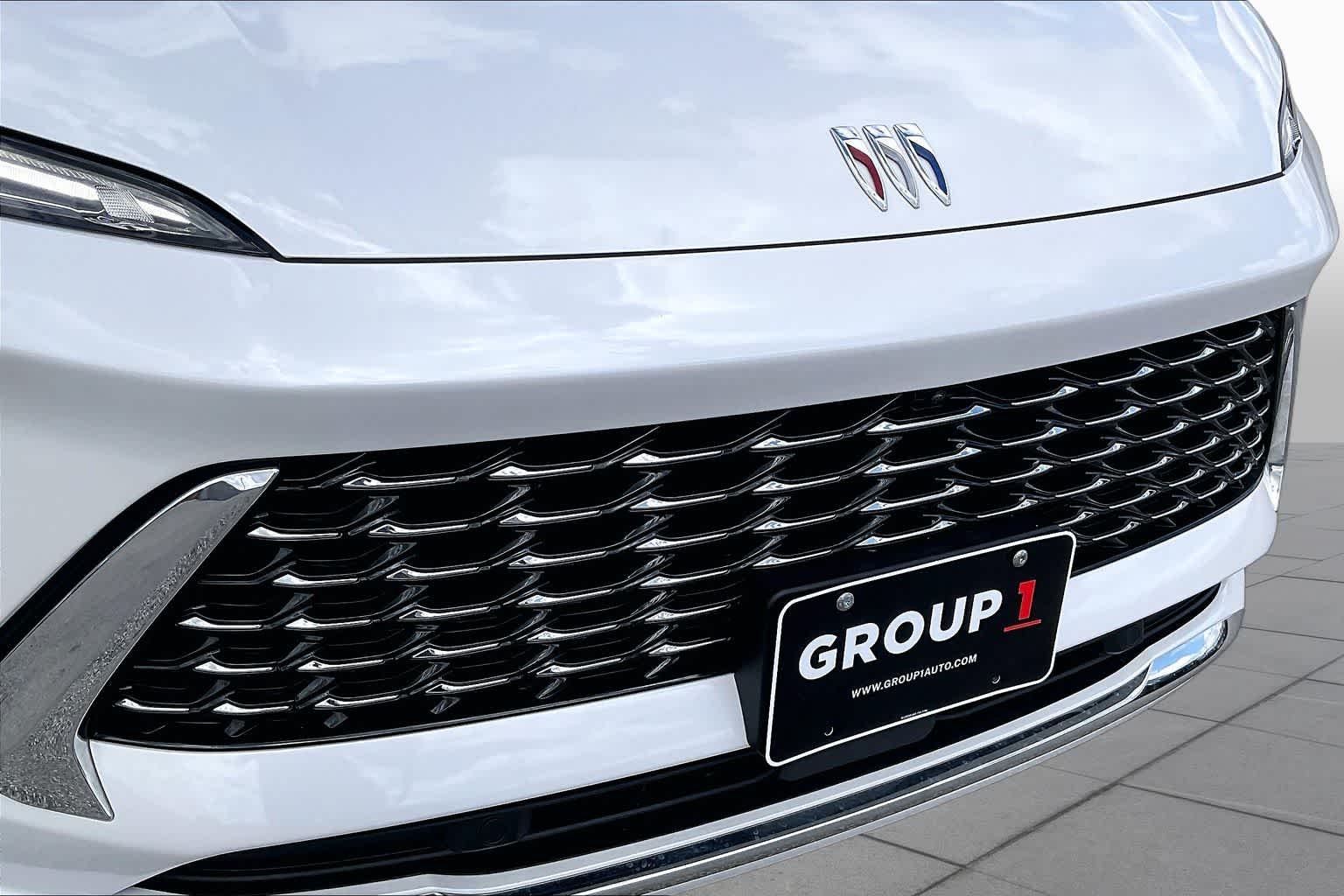 Used 2025 White Frost Tricoat Buick Avenir image 30